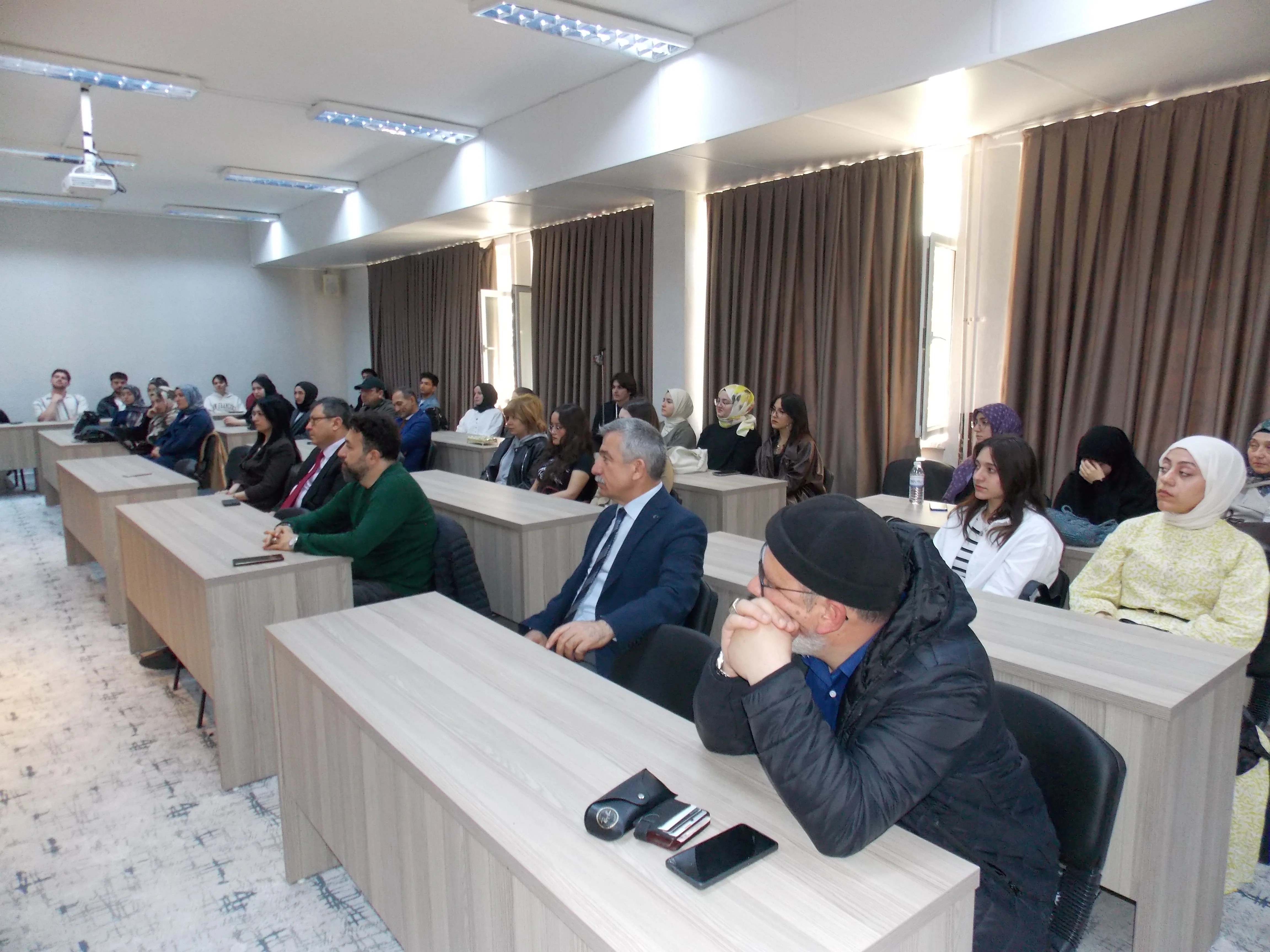 “Mevlânâ’dan Gönüllere” Konferansı Selçuk Üniversitesi Edebiyat Fakültesi’nde Gerçekleştirildi